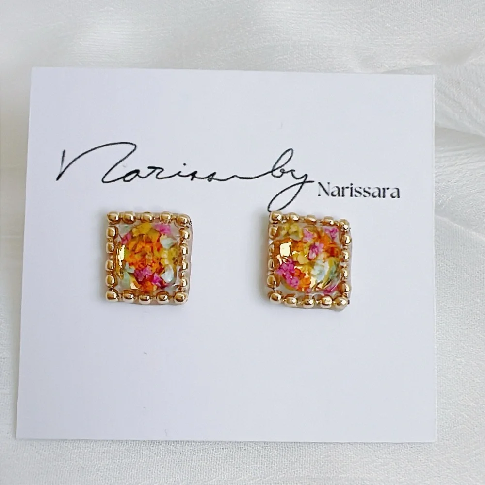 Pressed Dried Flower Resin Square Shape Stud Earrings - Picture 3 of 6